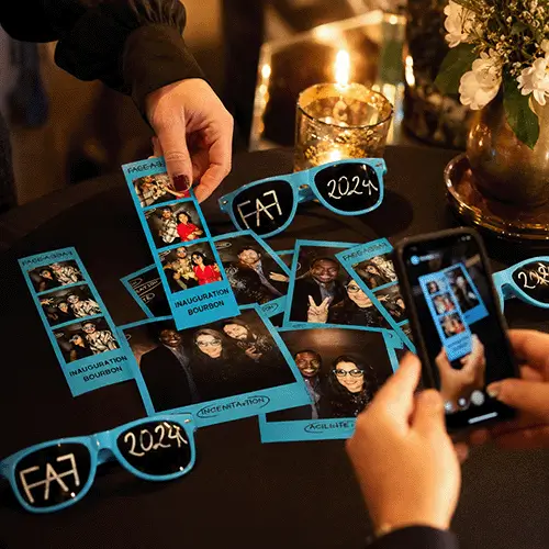 Photobooth CL Photobooth en action, invités repartant avec leurs souvenirs