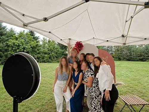 Invitées utilisant un photobooth lors d'un événement extérieur