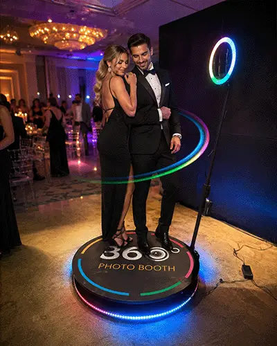 Invité sur une plateforme vidéo photobooth 360°